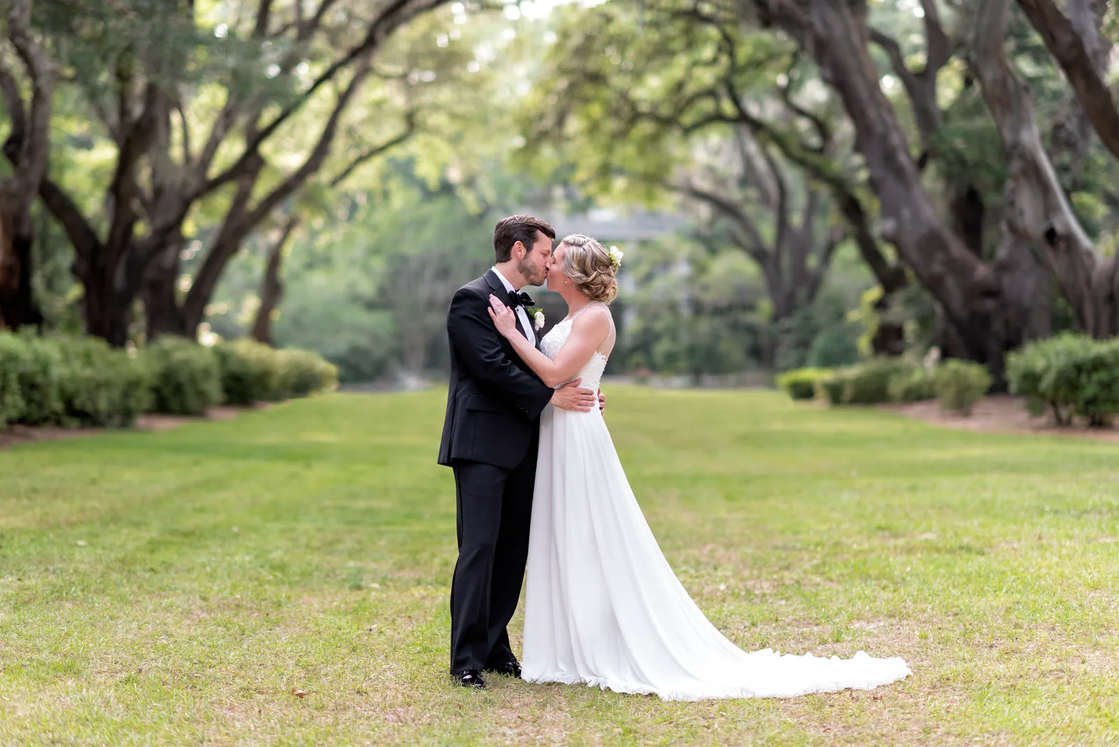 Kiss on the oak alley - Wachesaw Plantation