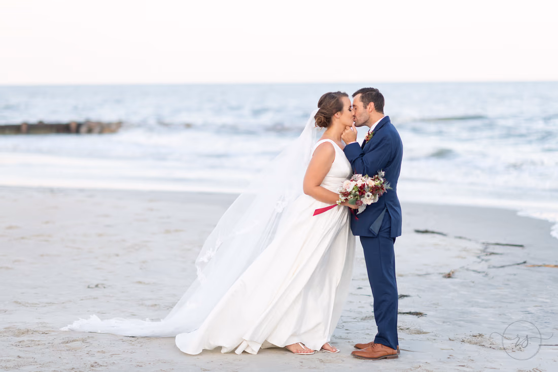Kiss by the ocean - Pelican Inn - Pawleys Island