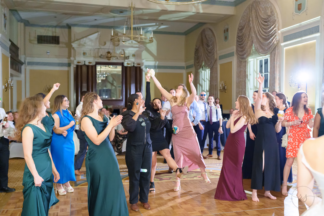 Catching the bouquet - Francis Marion Charleston