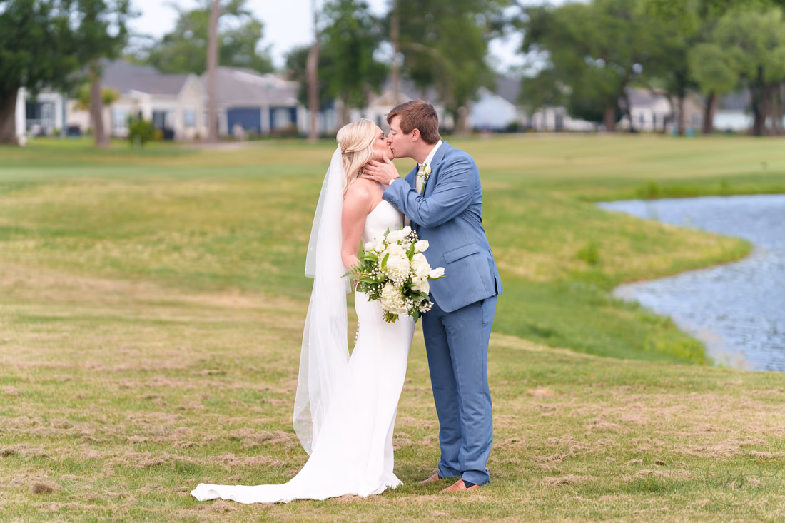 Couple kiss on the golf course after their first look at Pawleys Plantation