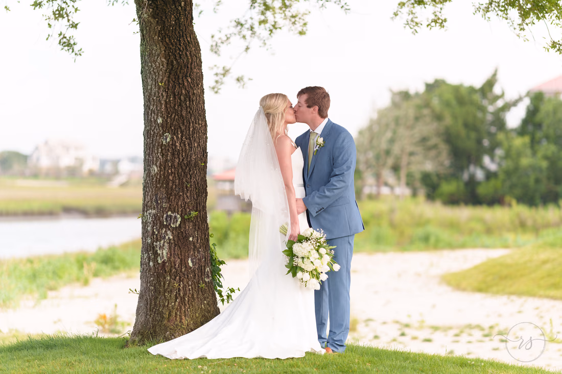 Kiss by the tree - Pawleys Plantation