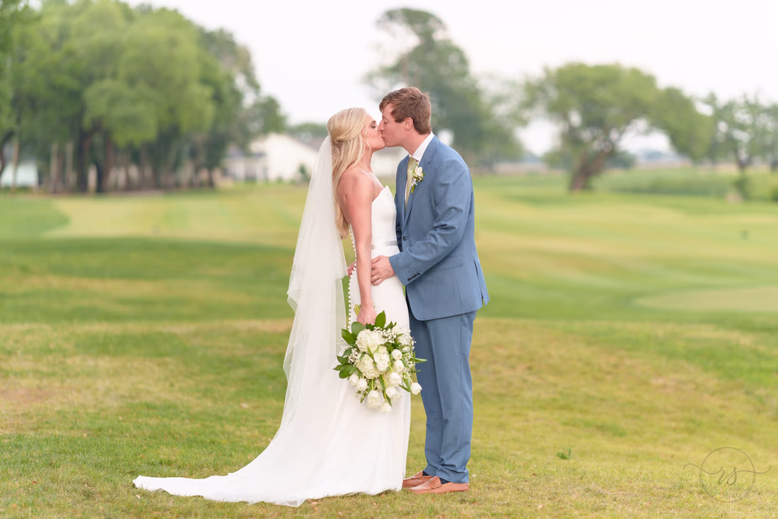 Kiss on the golf course - Pawleys Plantation