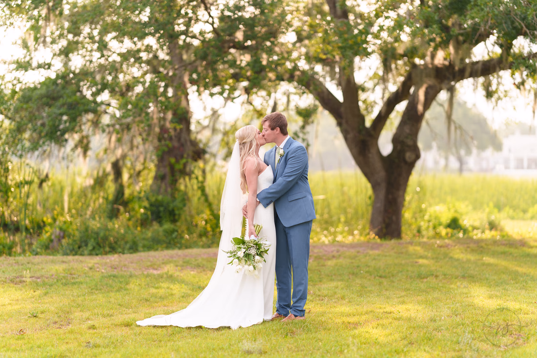 Kiss under the trees in the sunset - Pawleys Plantation
