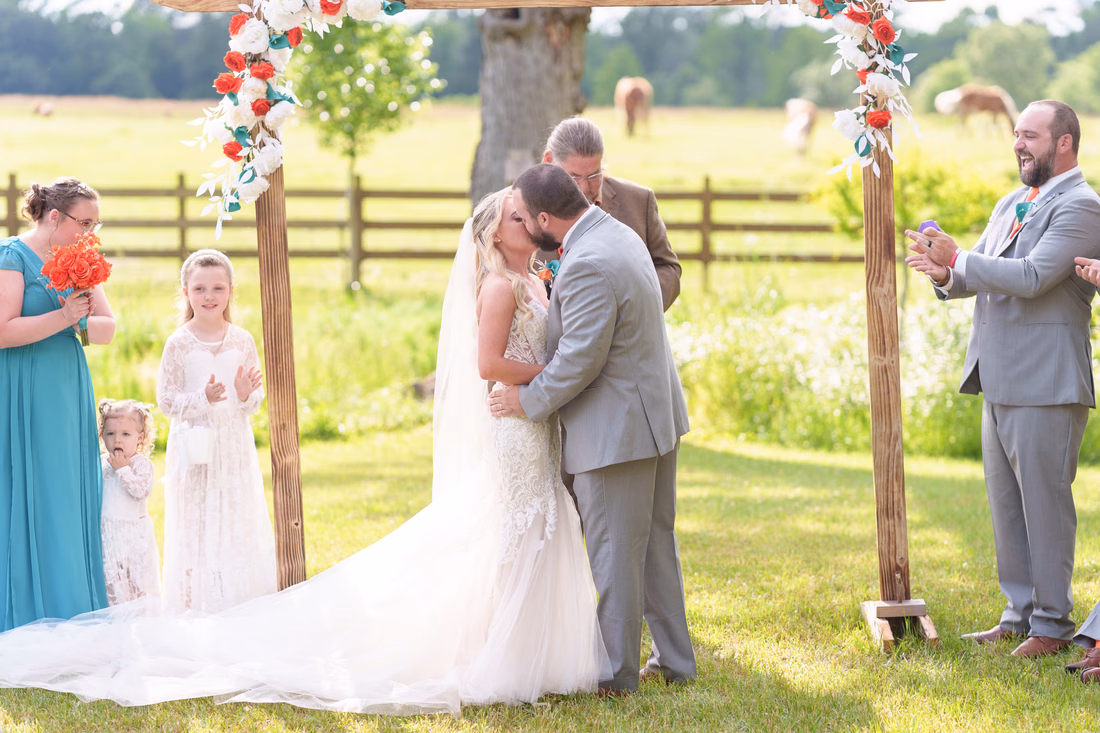 First kiss - Wildhorse at Parker Farms
