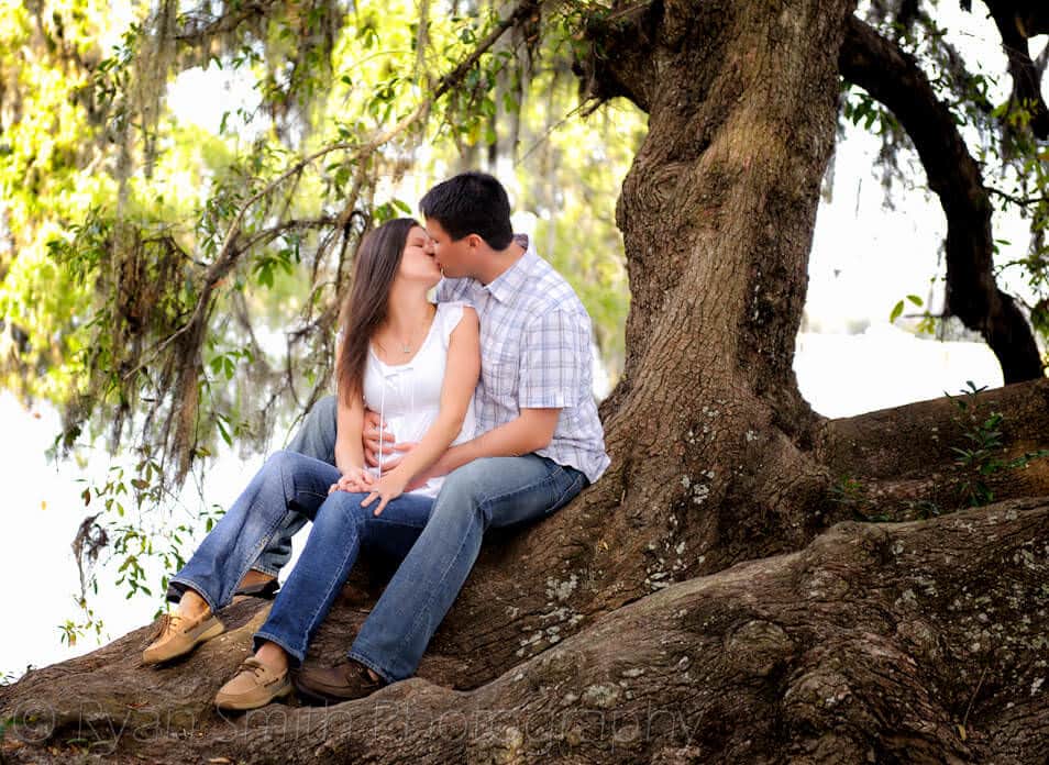 Kiss on an old oak tree overlooking the lake - Magnolia Plantation Charleston 