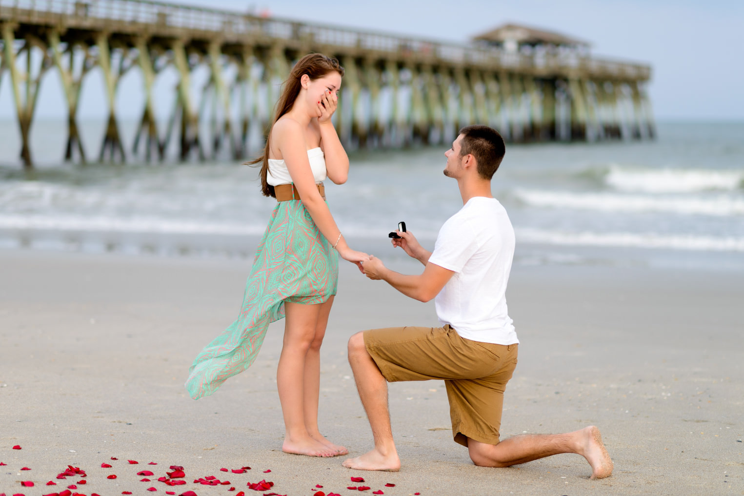 Marriage proposal in front of the ocean