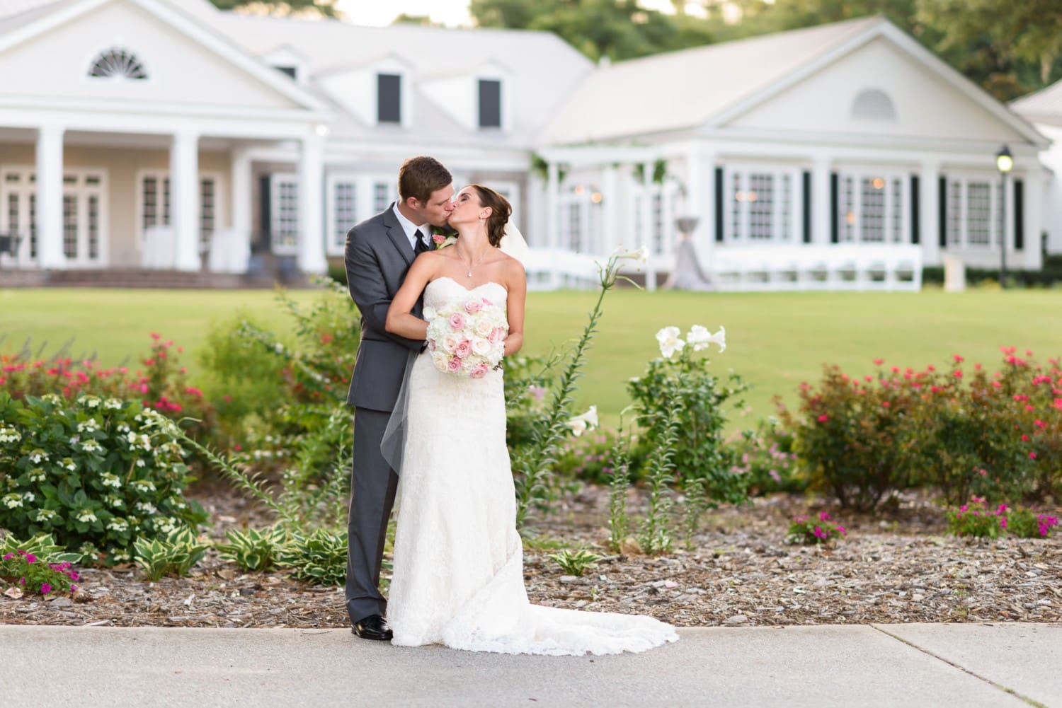 Kiss behind clubhouse - Pawleys Plantation