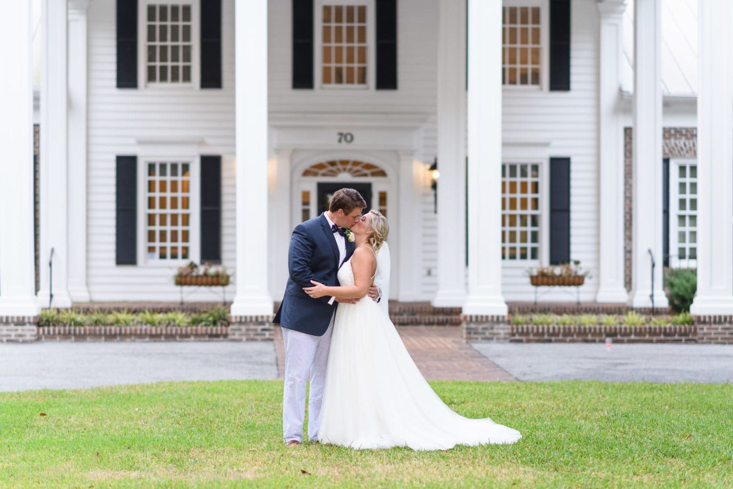 Kiss in front of the columns - Pawleys Plantation