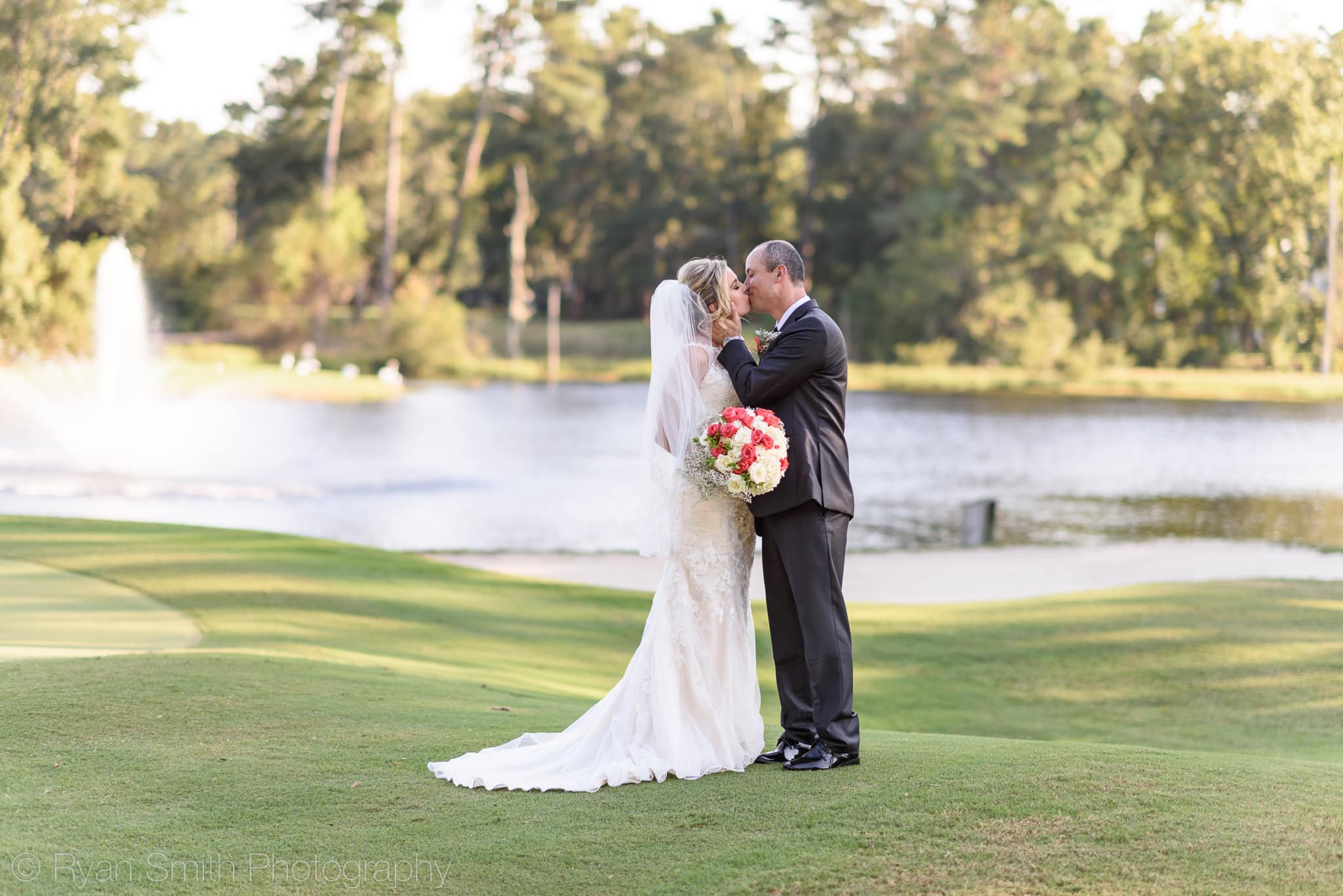 Kiss in front of the lake - Pawleys Plantation