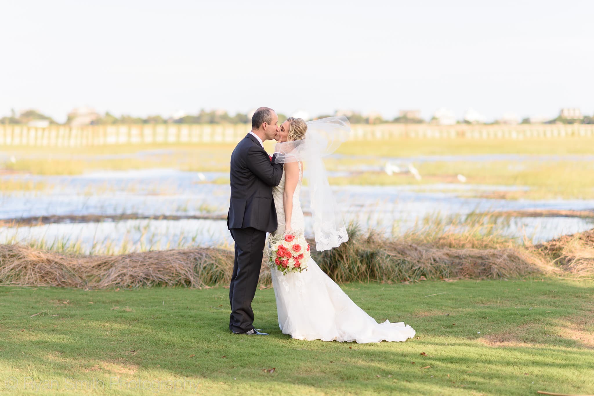 Kiss in front of the marsh - Pawleys Plantation