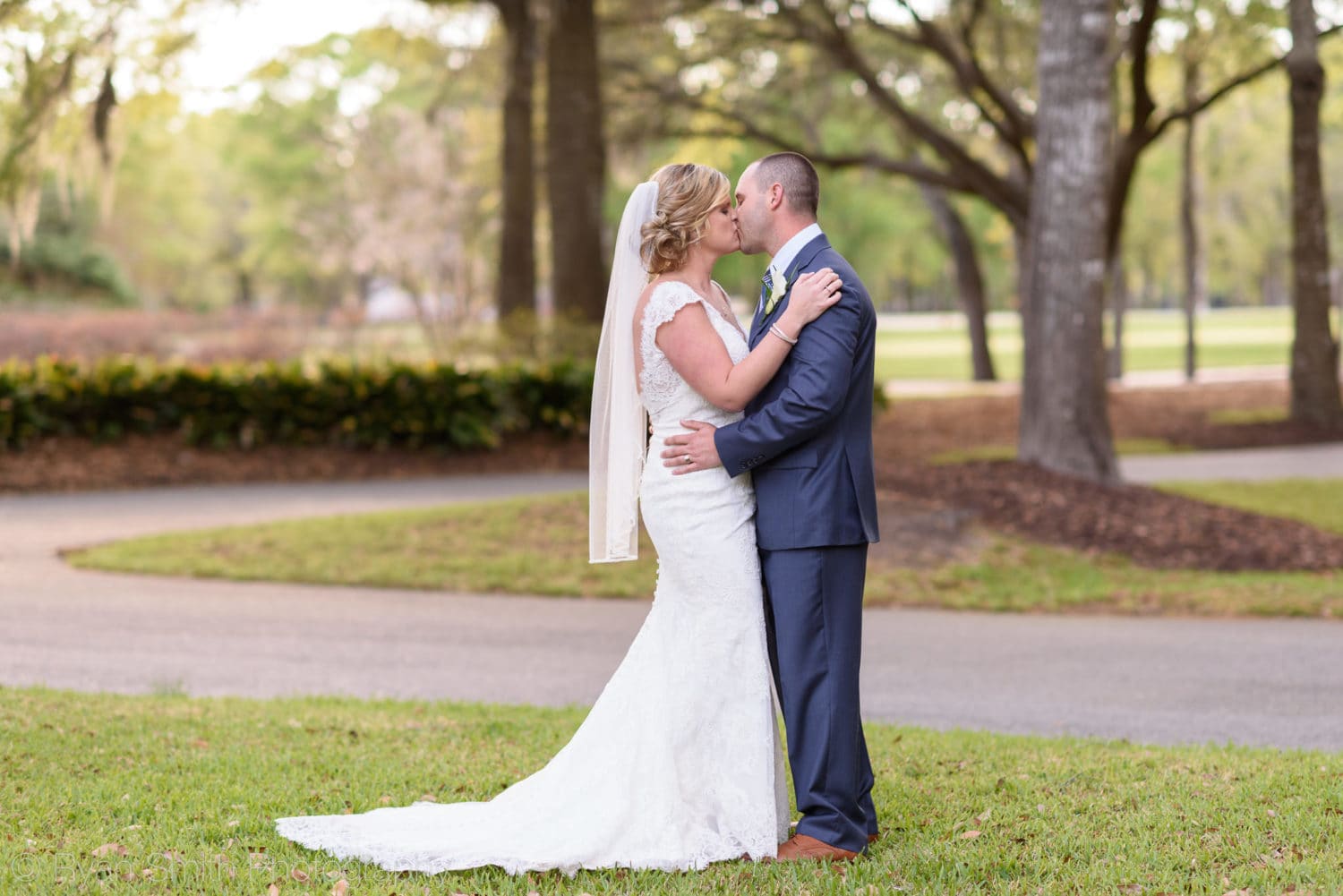 Kiss in front of the clubhouse - Pawleys Plantation