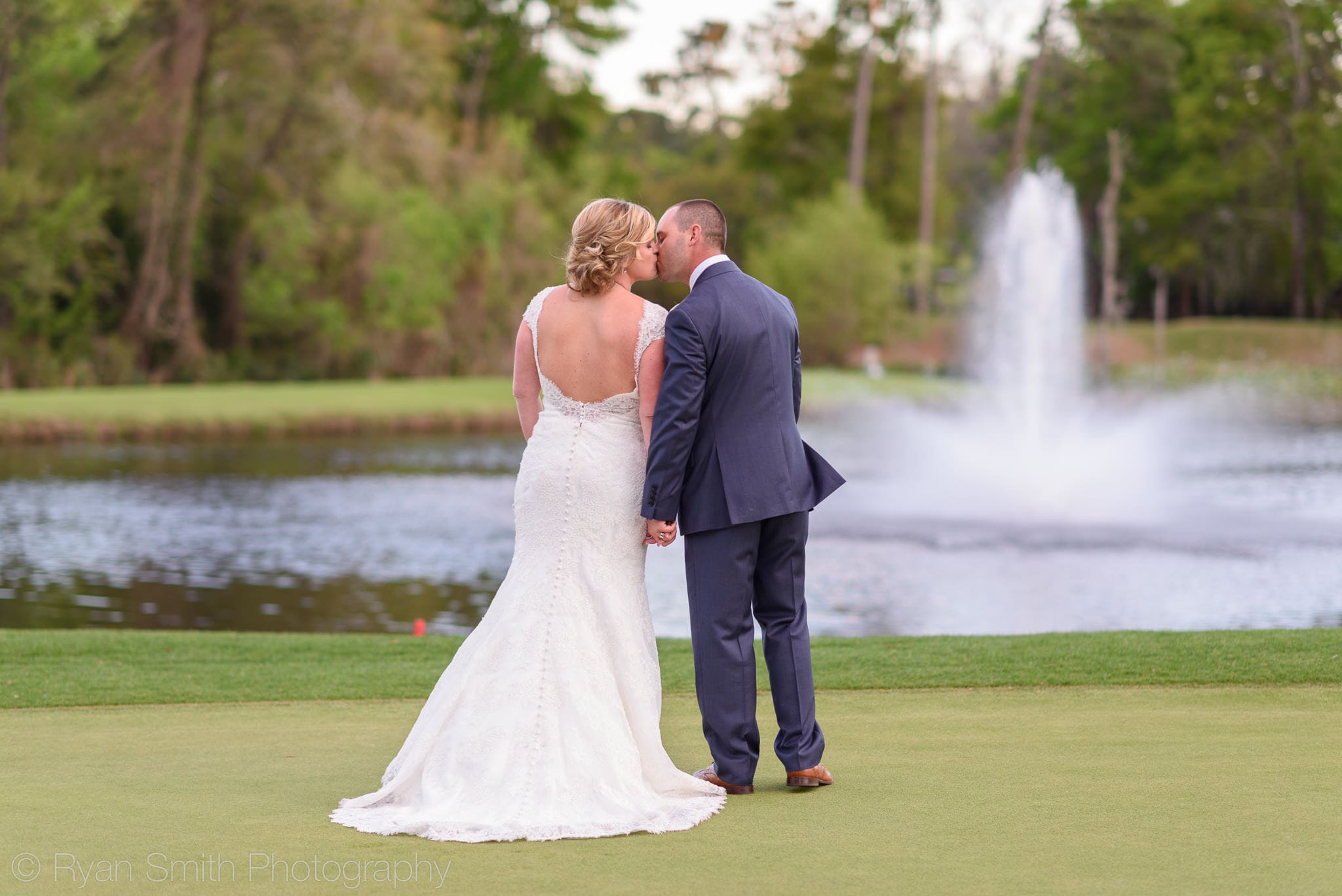 Kiss in front of the golf course lake - Pawleys Plantation
