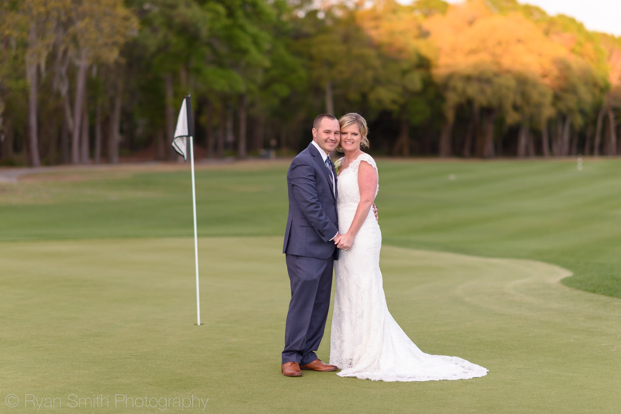 Kiss in front of the golf tee - Pawleys Plantation