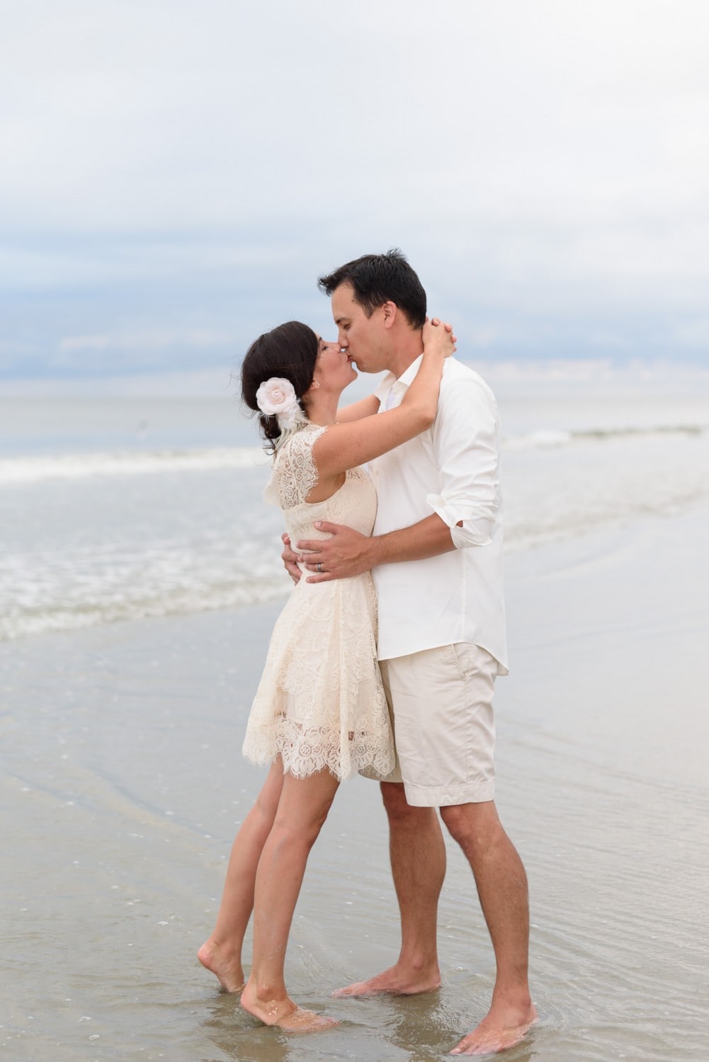 Kiss in front of the ocean - North Beach Plantation