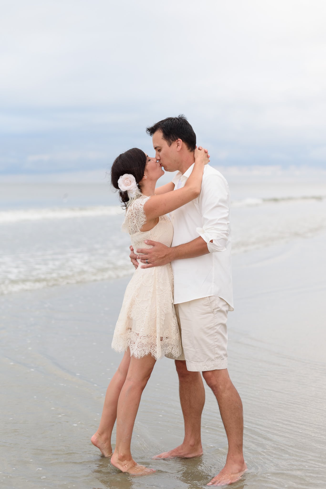 Kiss in front of the ocean - North Beach Plantation