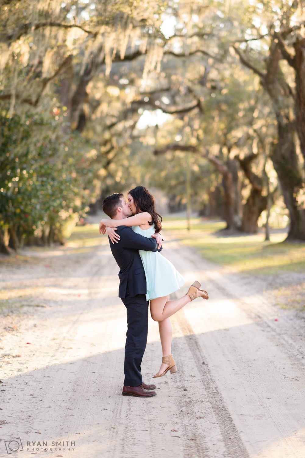Guy lifting girl in the air for a kiss Mansfield Plantation, Georgetown