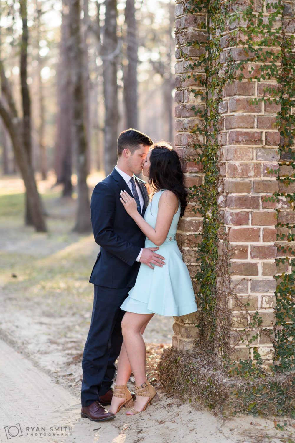 Kiss by the vine covered entrance gates Mansfield Plantation, Georgetown