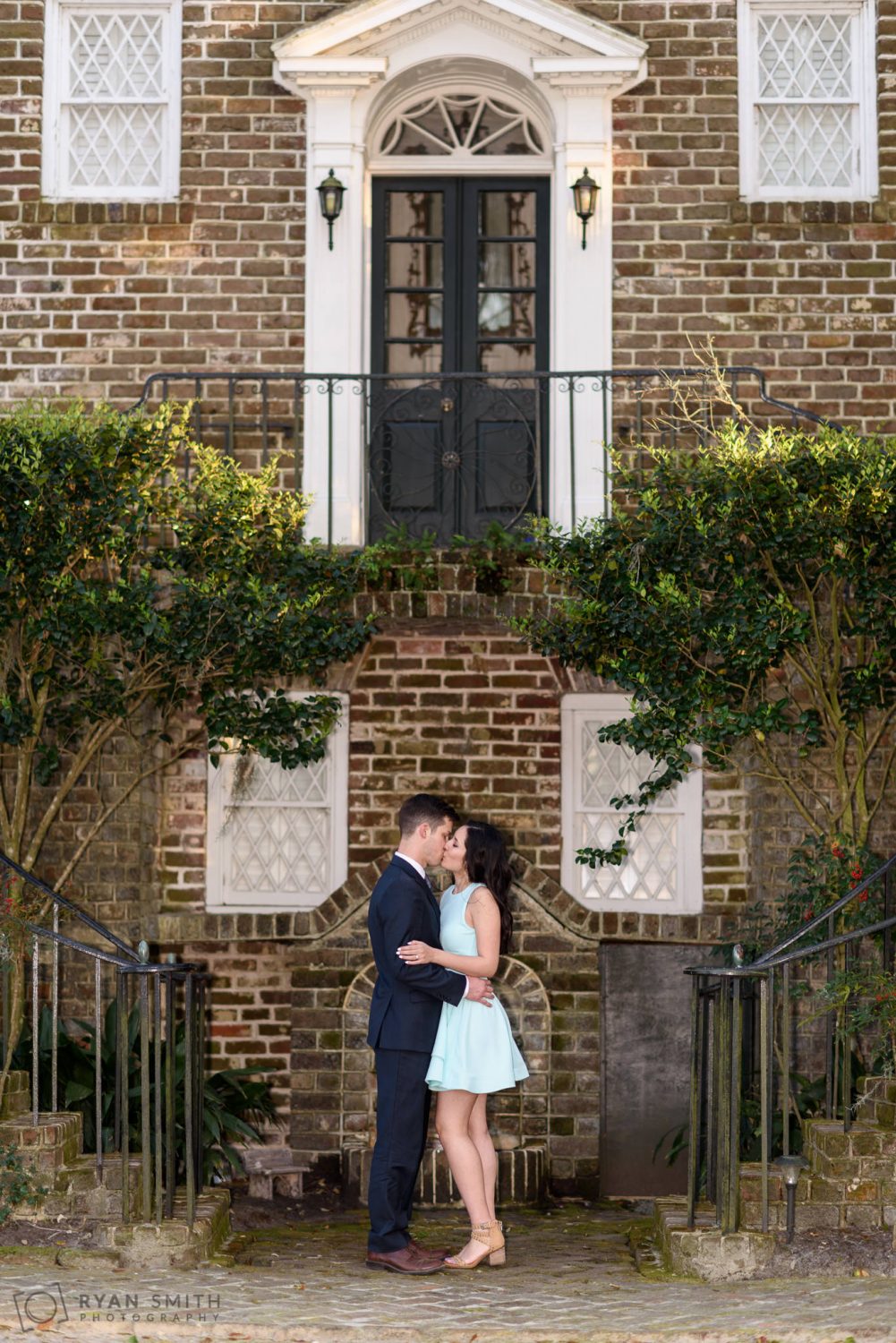 Kiss in front of the house Mansfield Plantation, Georgetown
