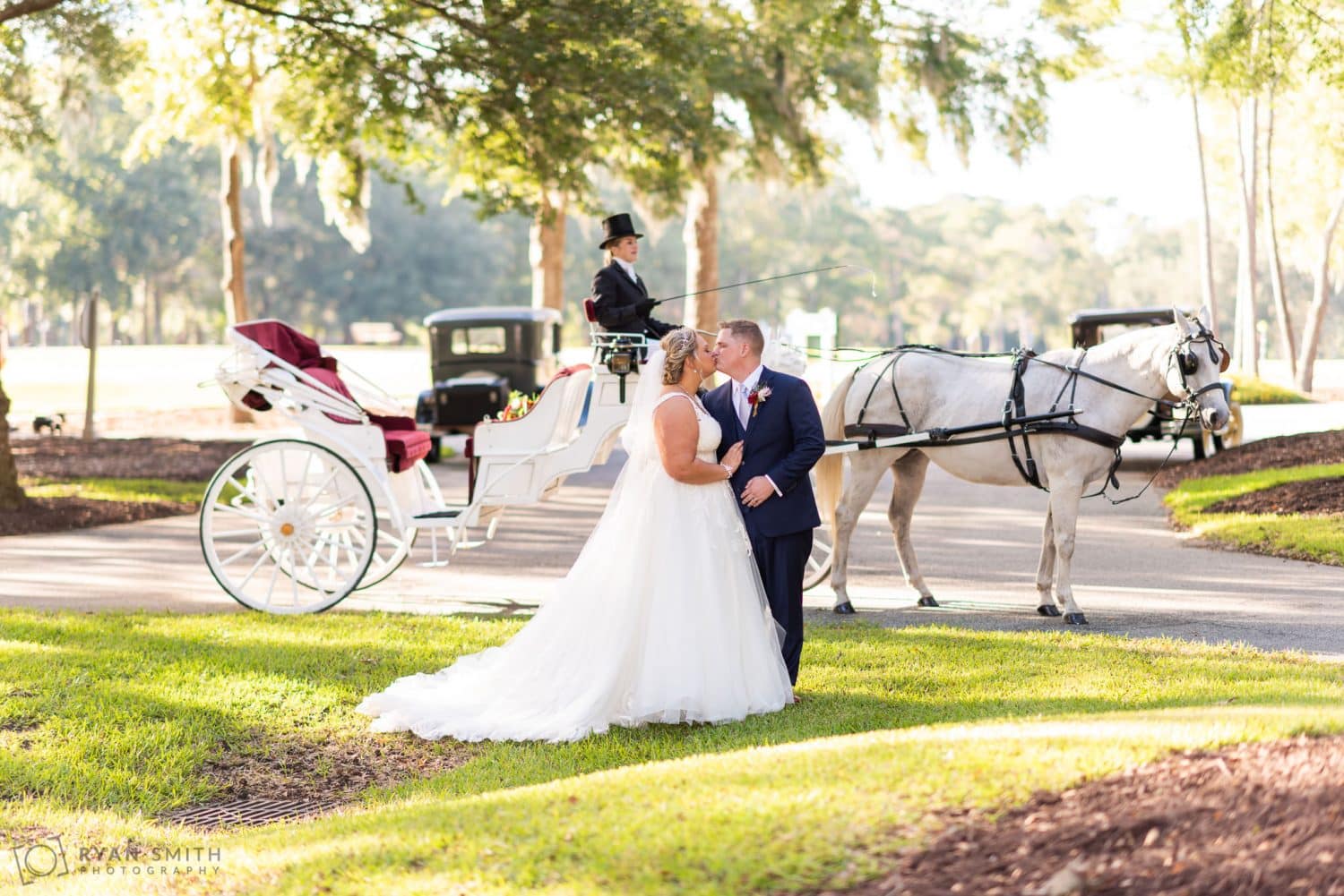 Kiss in front of the horse drawn carriage
