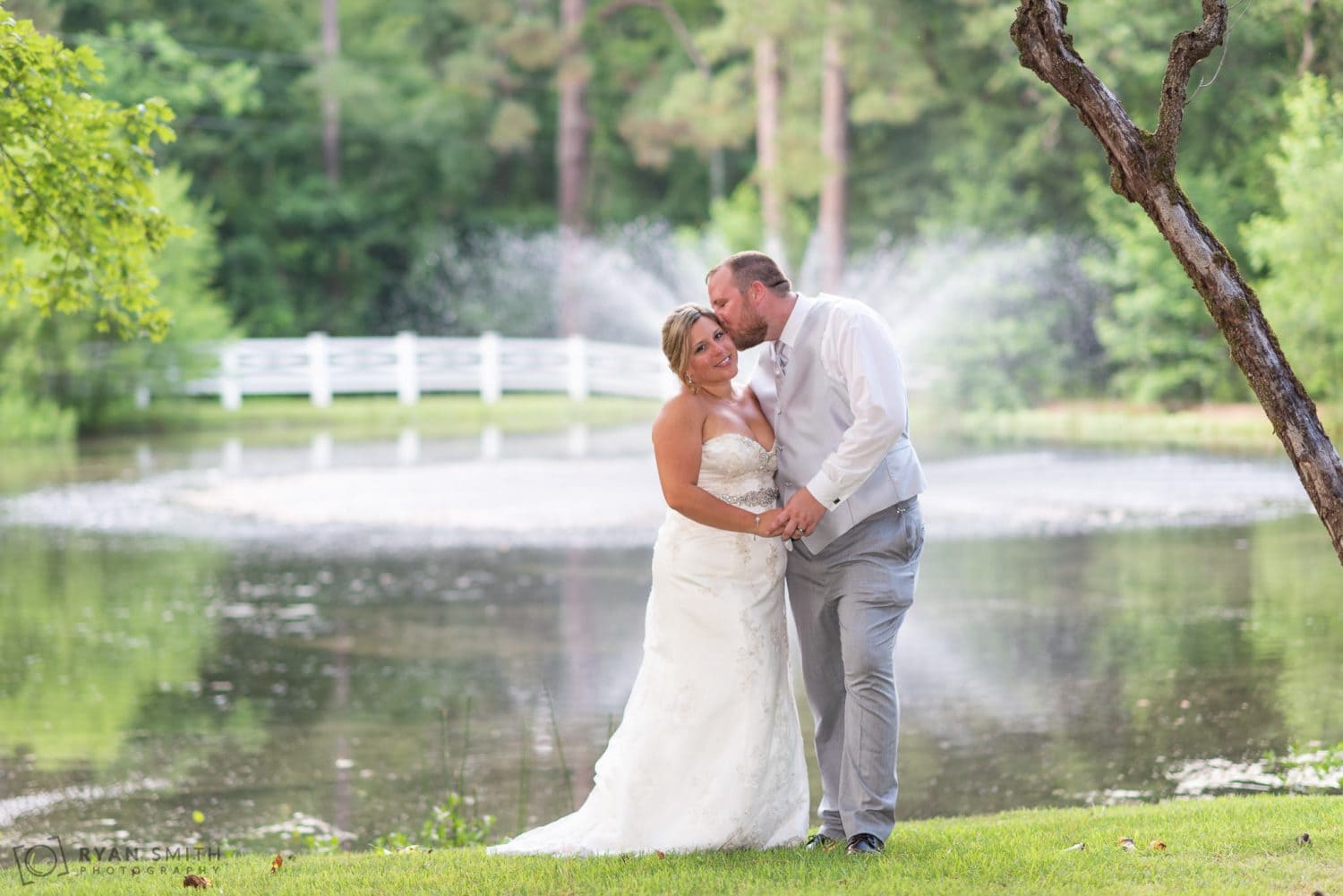 Kiss in front of the lake fountain Wildberry Farm