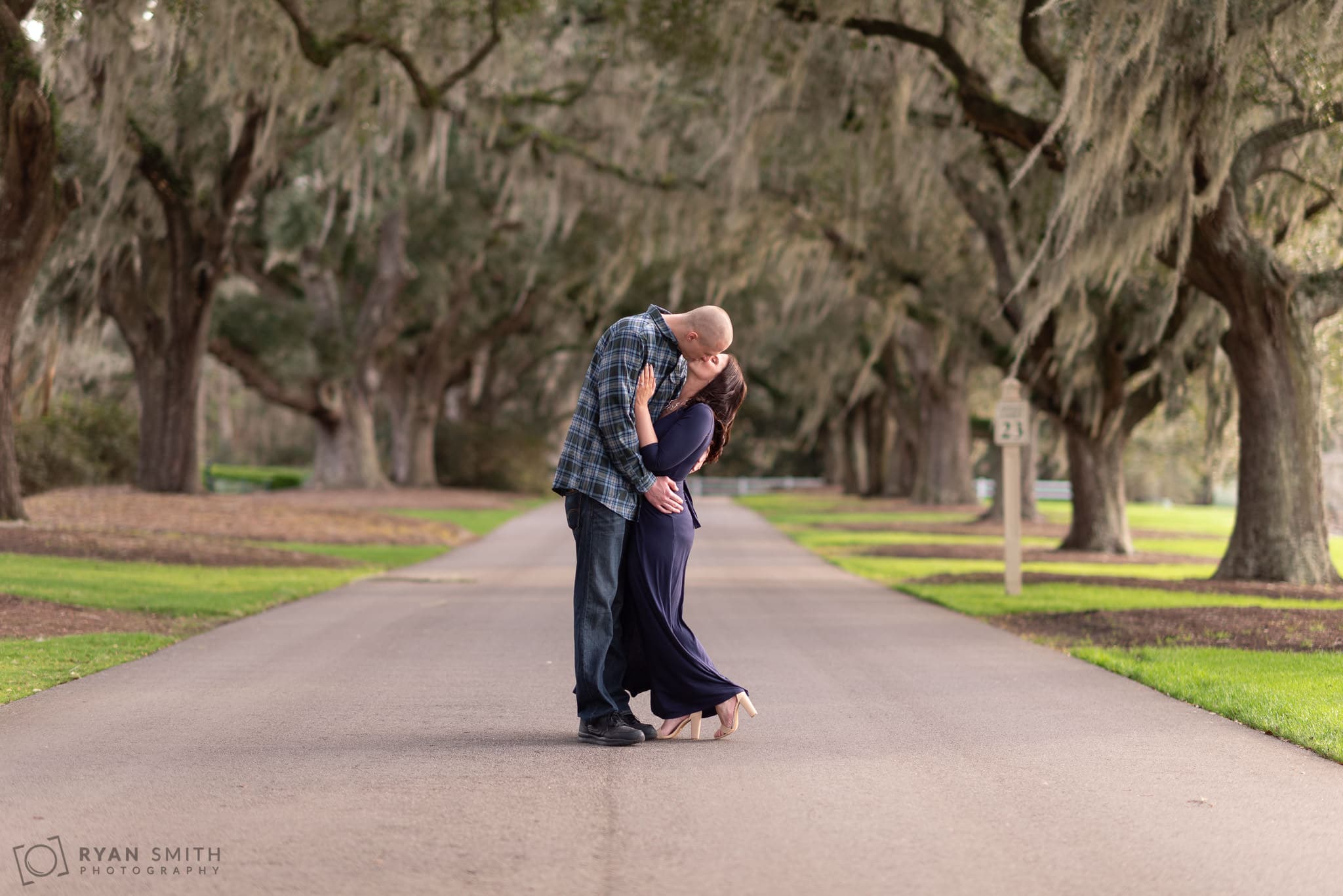 Kiss in front of the moss covered roadway Caledonia Golf and Fish Club