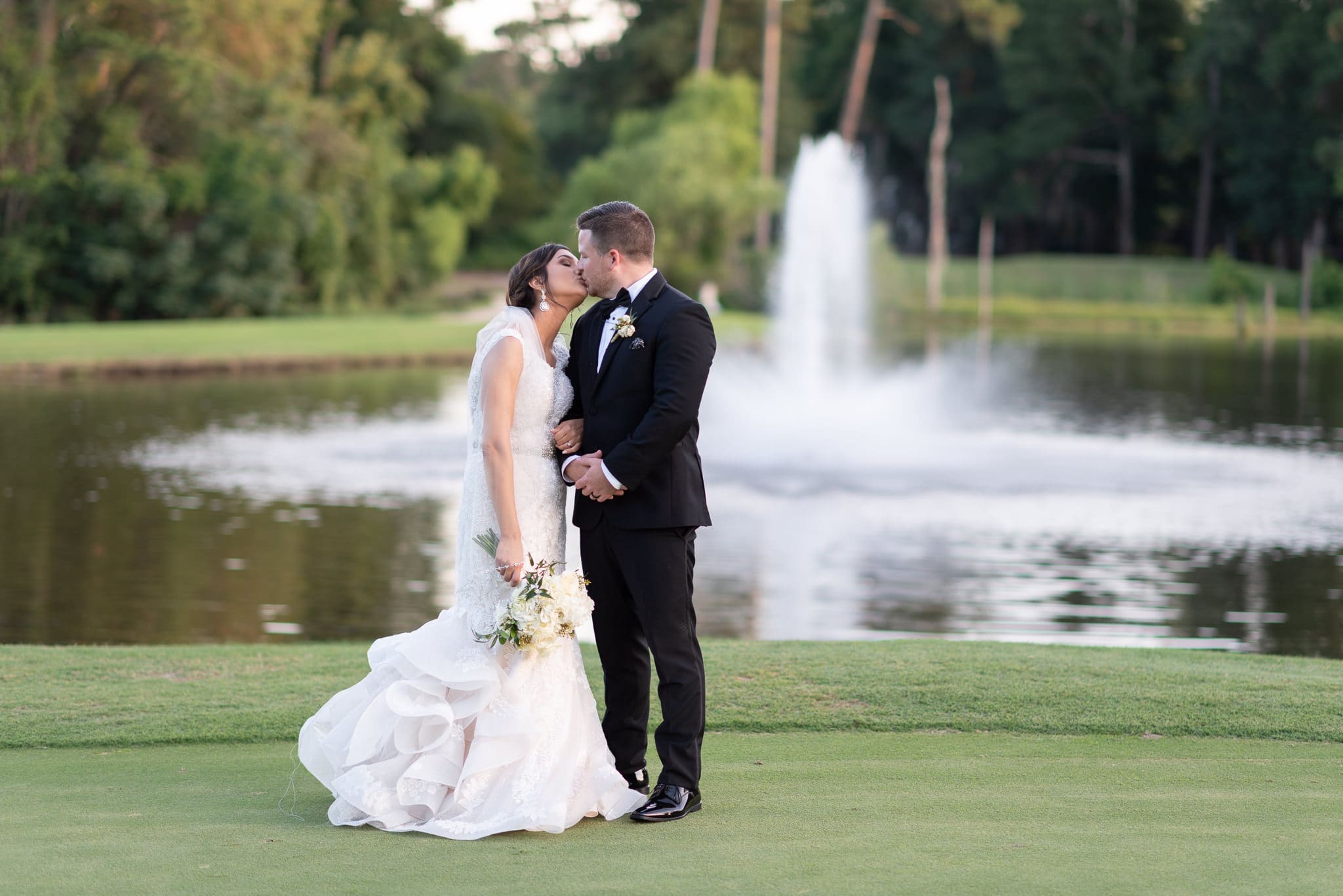 Kiss in front of the fountain Pawleys Plantation