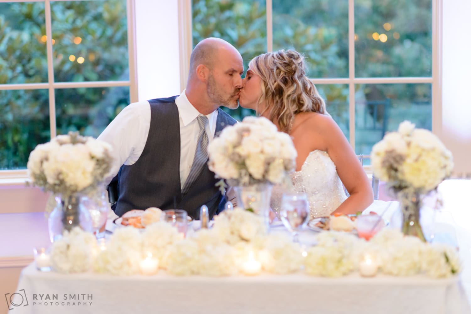 Kiss at the sweetheart table -