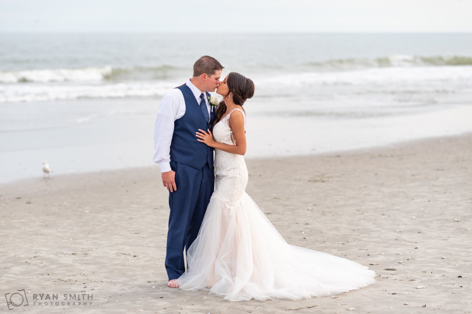 Kiss in front of the ocean - Avista Resort - North Myrtle Beach