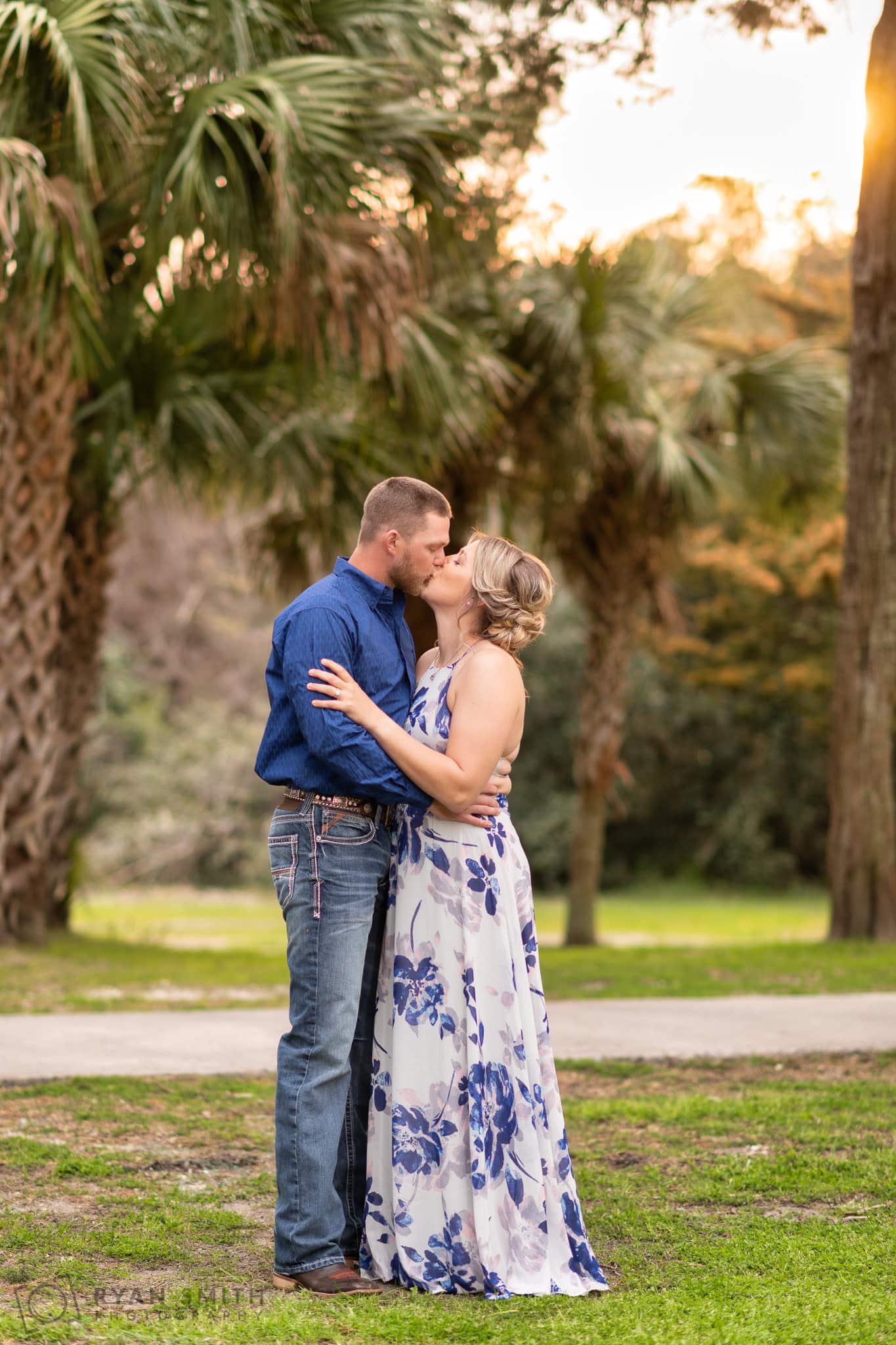 Kiss in front of the palms - Atalaya Castle - Pawleys Island