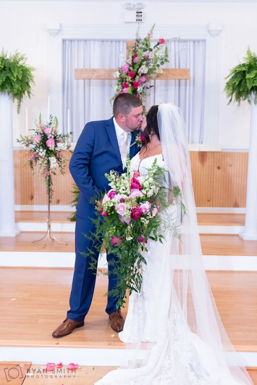 Kiss after the ceremony - Hidden Acres