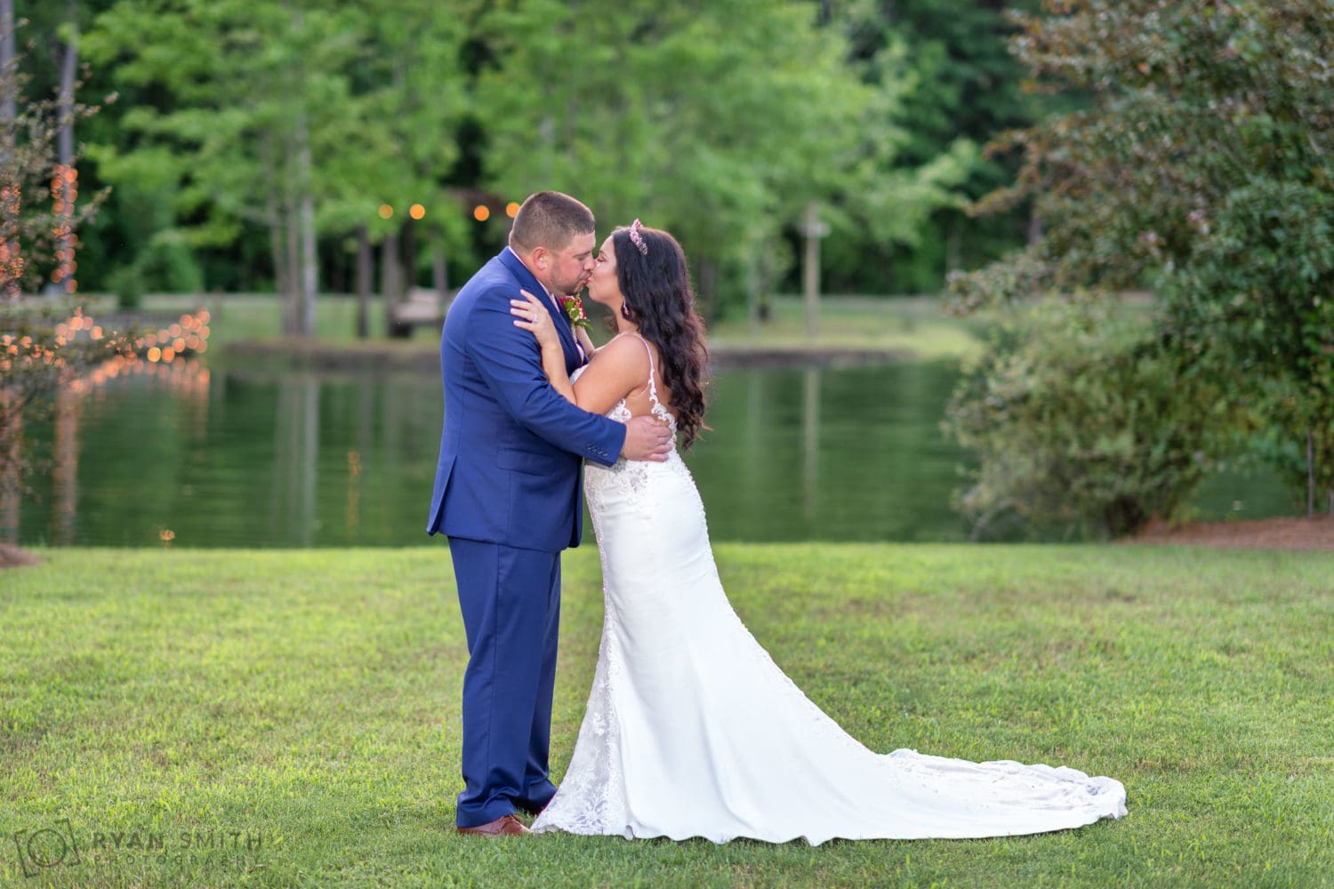 Kiss in front of the pond - Hidden Acres