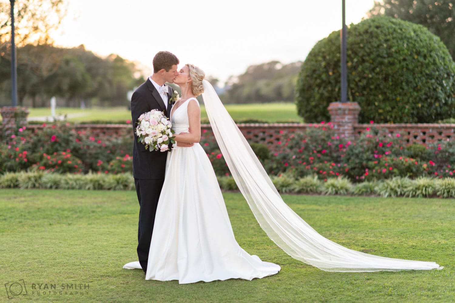 Kiss on the lawn - Pine Lakes Country Club