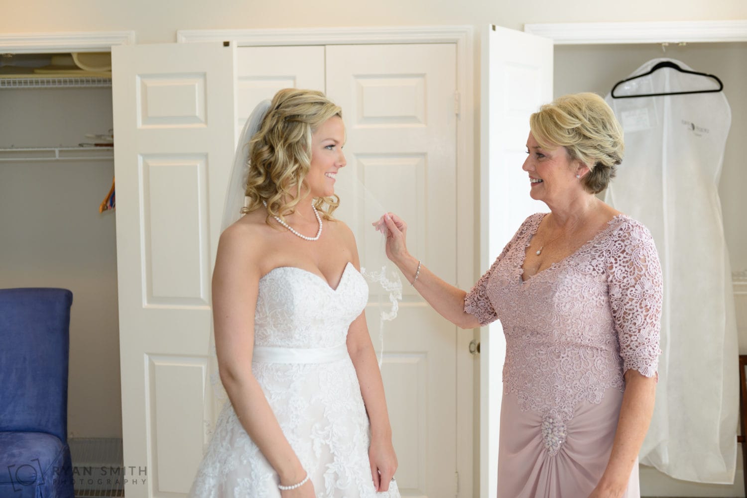 Pictures with bride before ceremony - Wachesaw Plantation