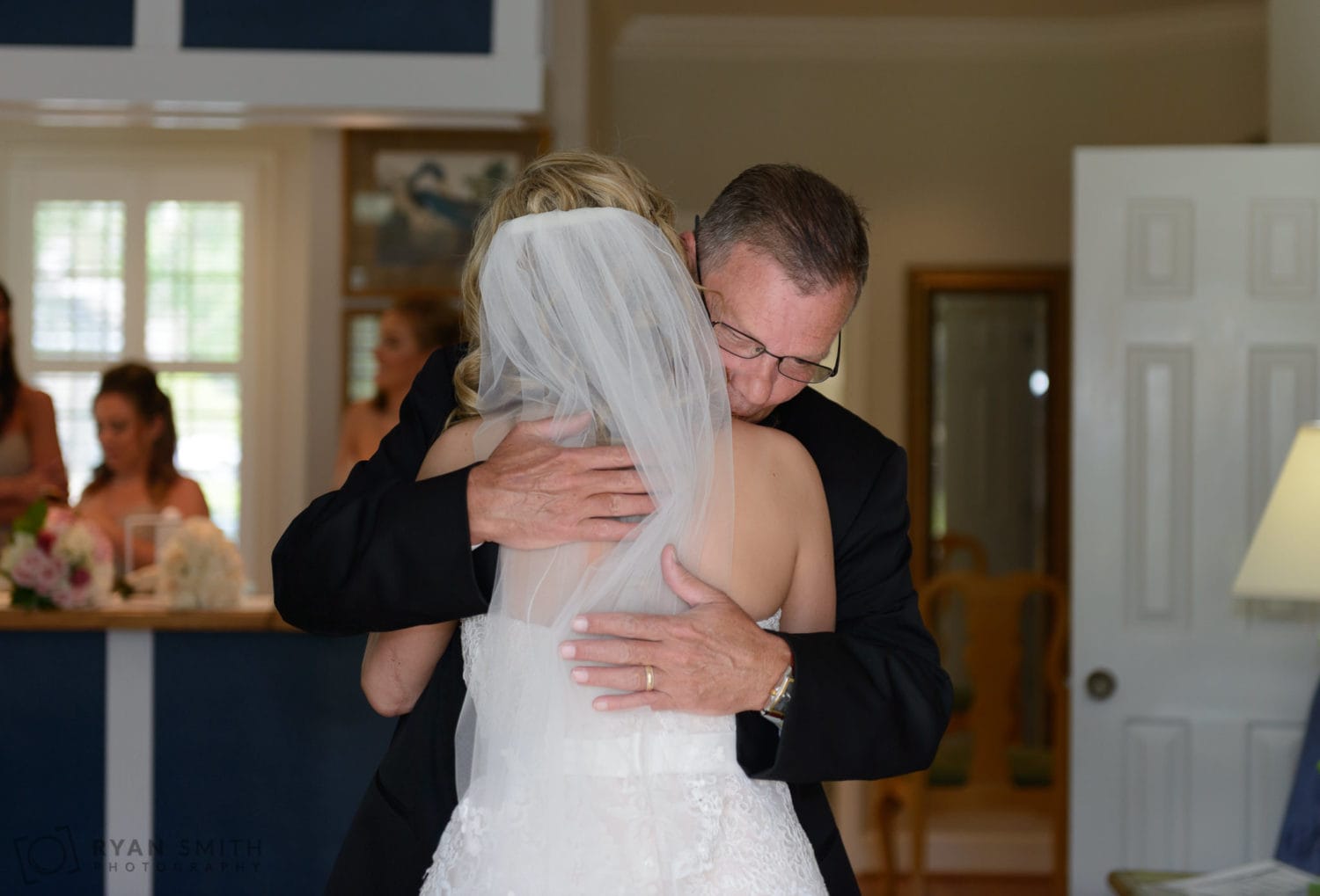 Pictures with bride before ceremony - Wachesaw Plantation