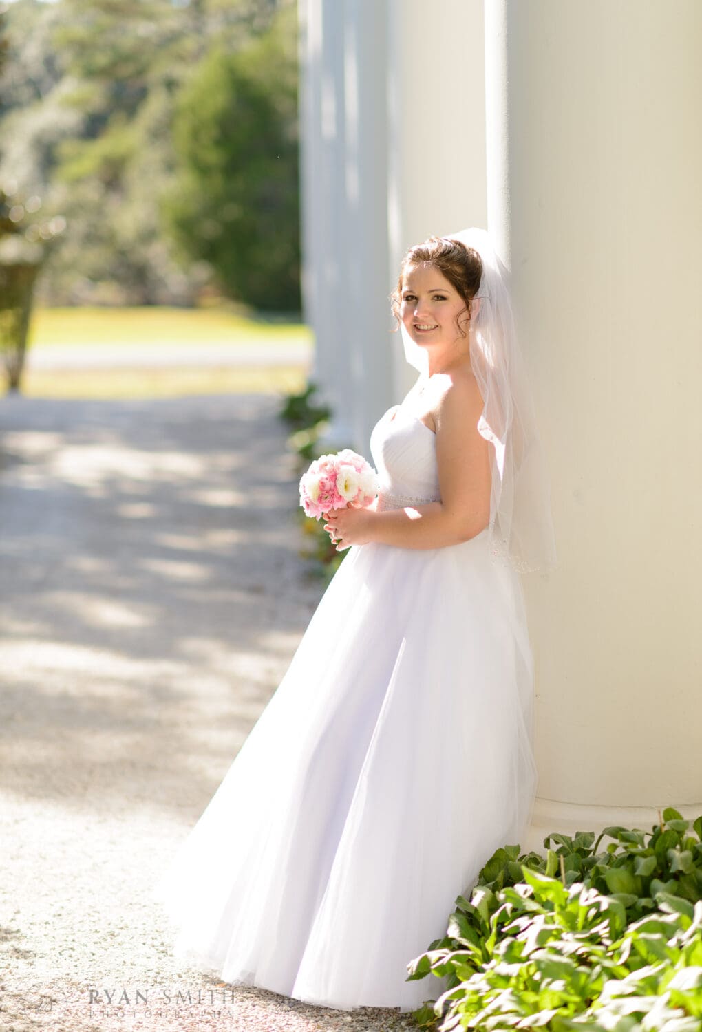 Bride leaning against the columns - Magnolia Plantation