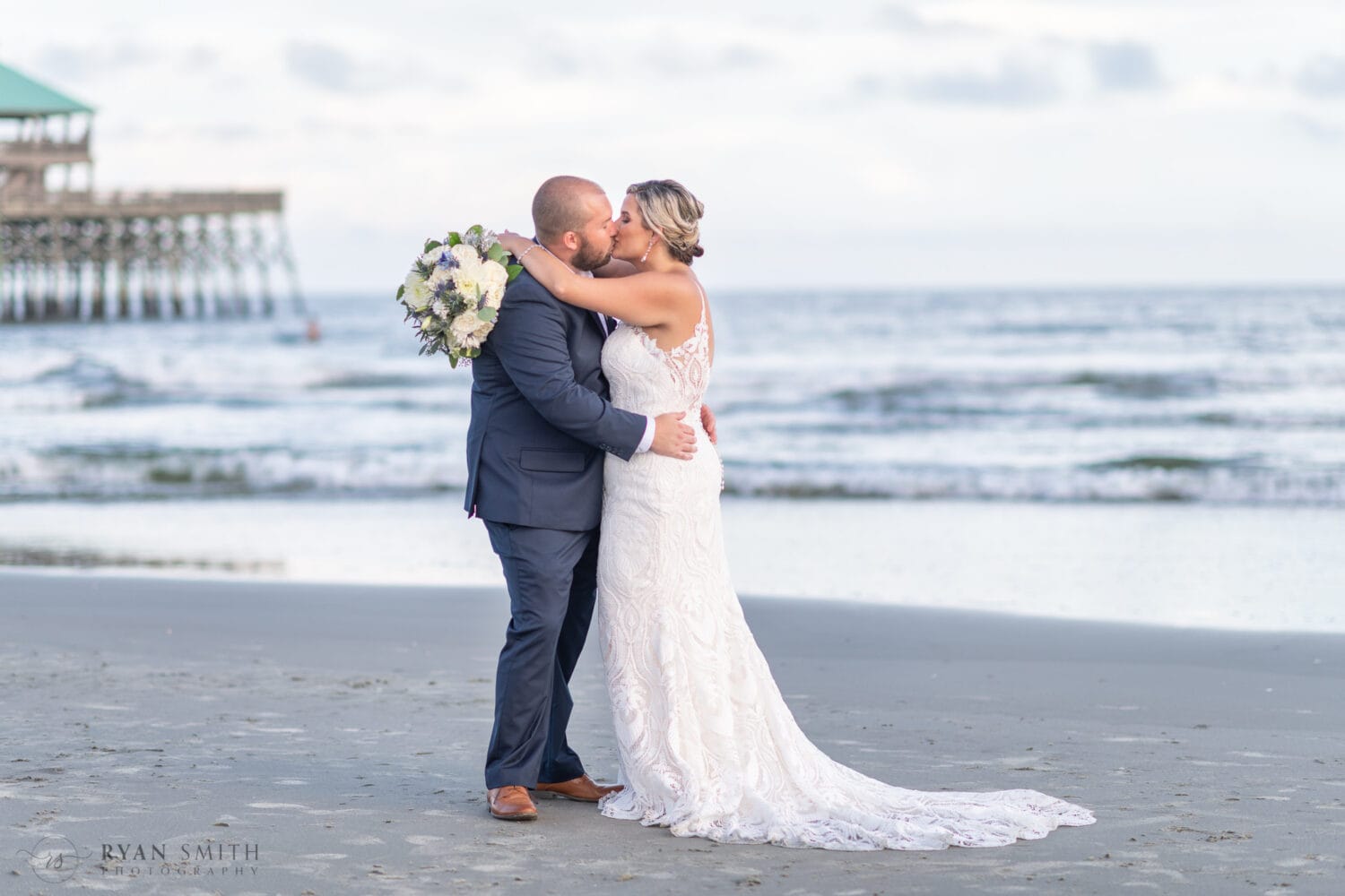 Kiss in front of the ocean - Folly Beach - Charleston