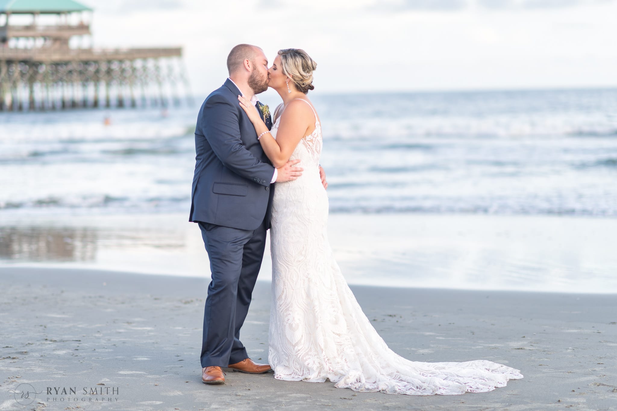 Kiss in front of the pier - Folly Beach - Charleston