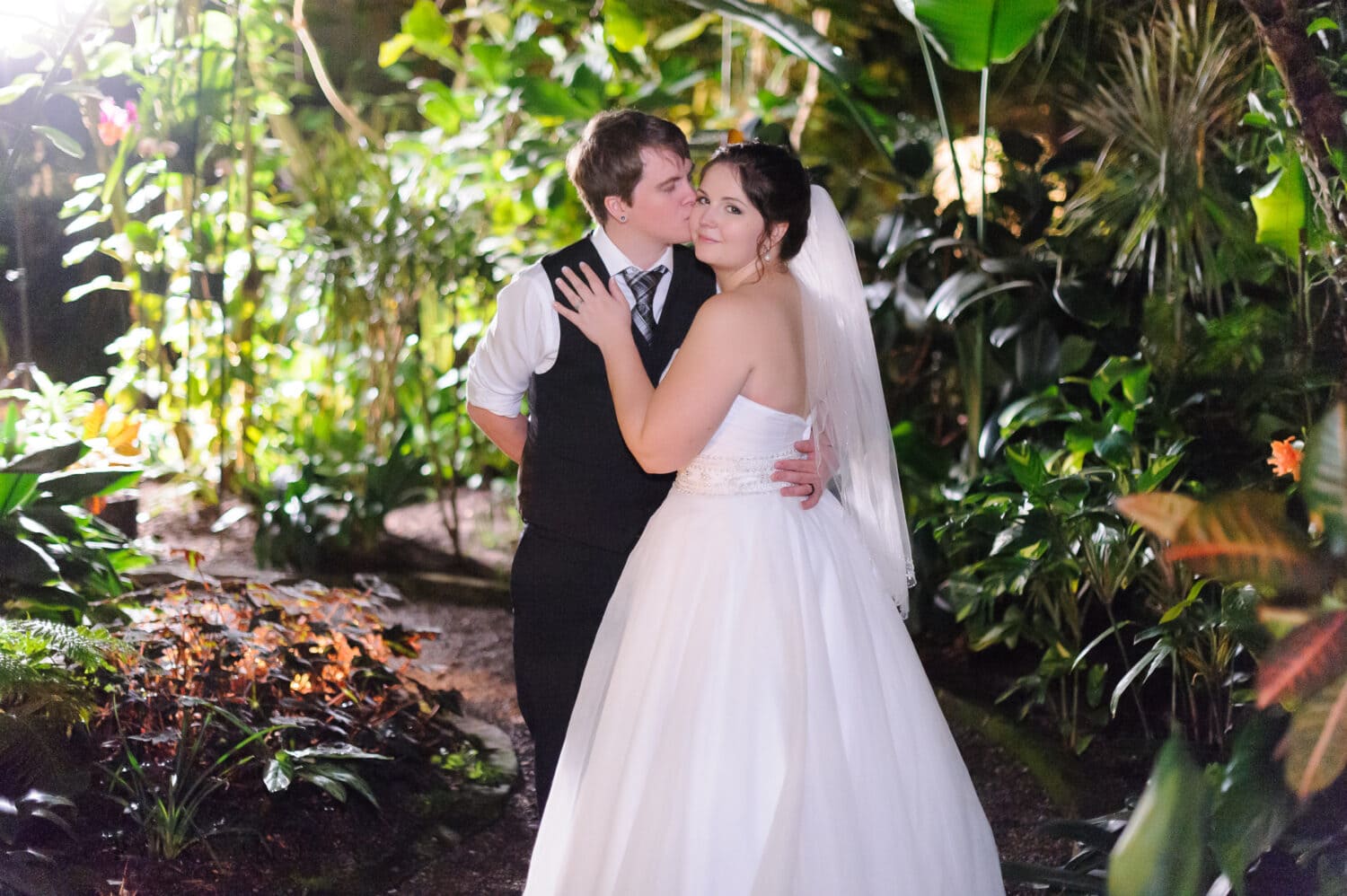 Kiss in the conservatory - Magnolia Plantation