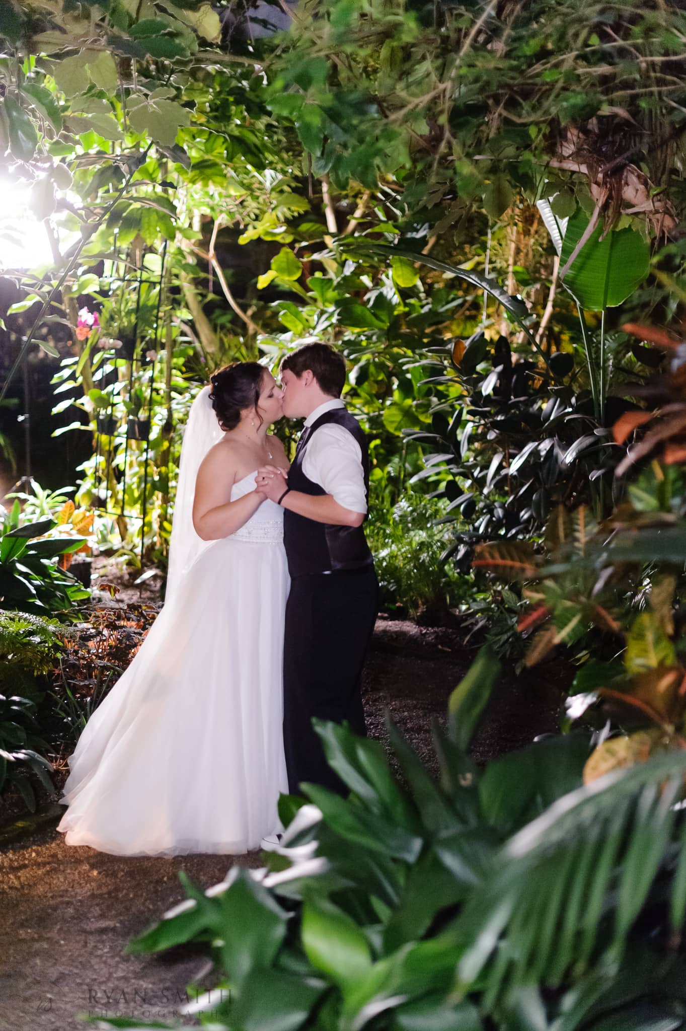Kiss in the conservatory - Magnolia Plantation