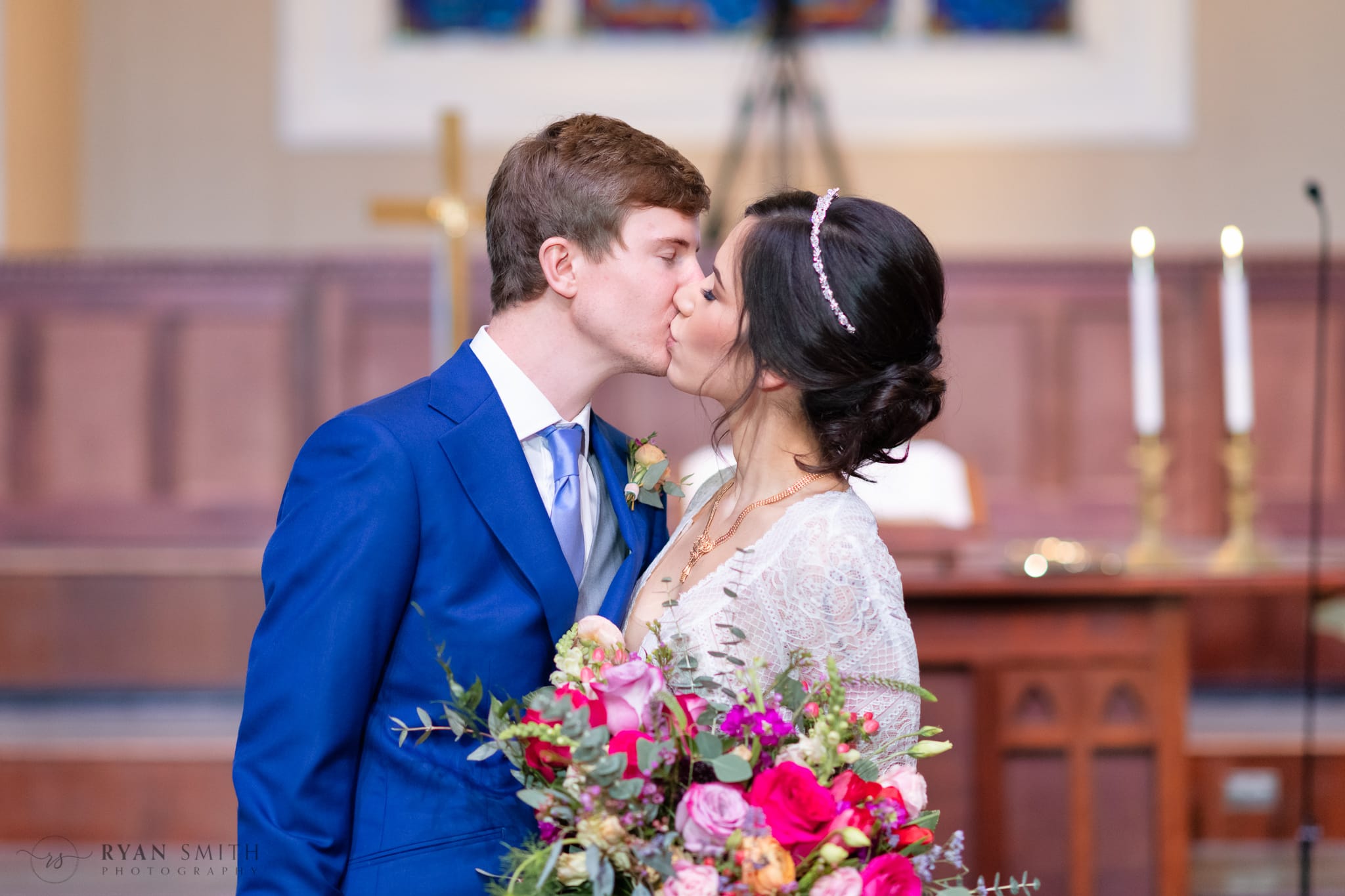 Portraits with wedding couple in the church - Ocean Drive Church - North Myrtle Beach