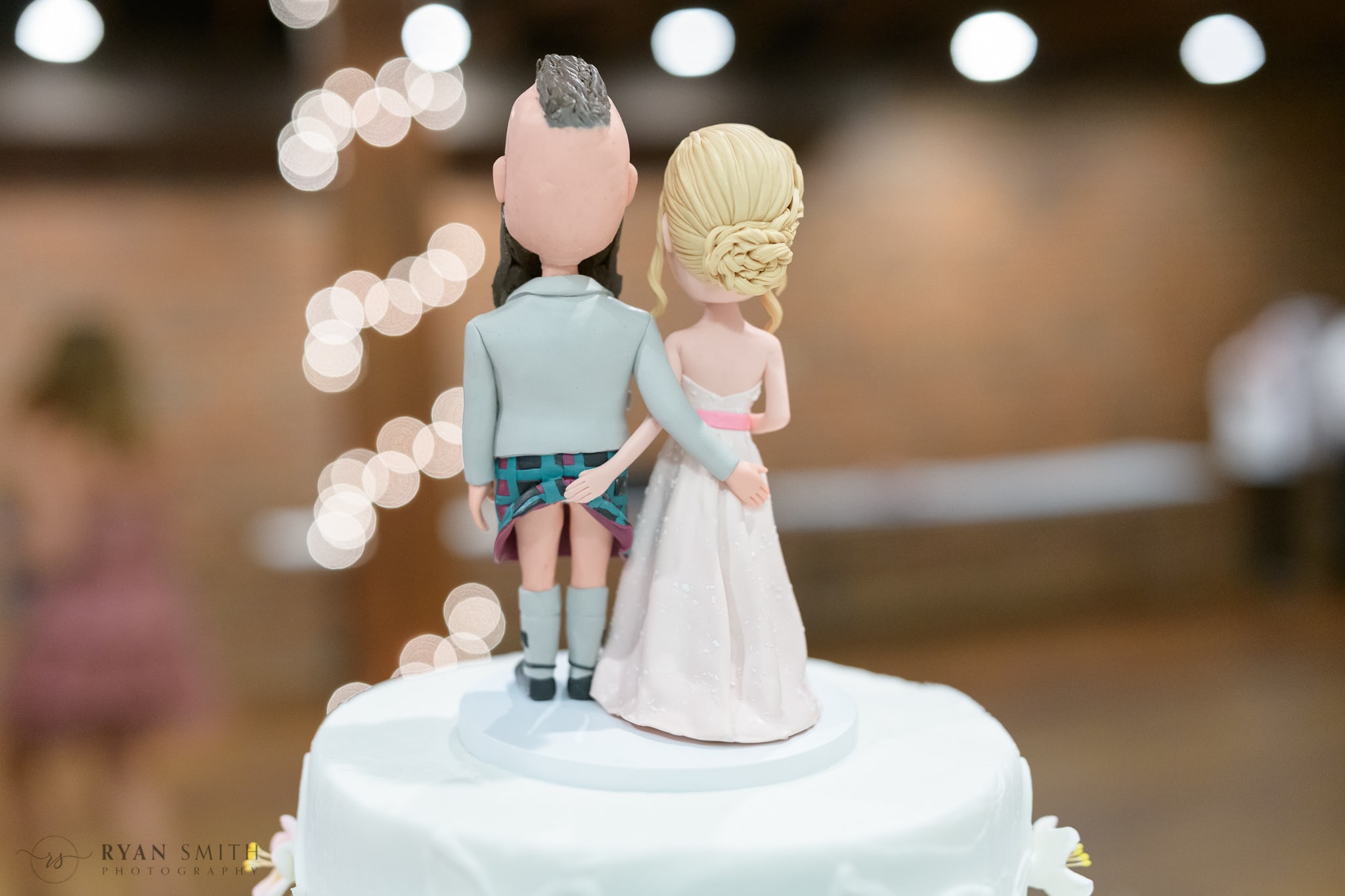 Cake topper with a surprise in the back - 104 Laurel