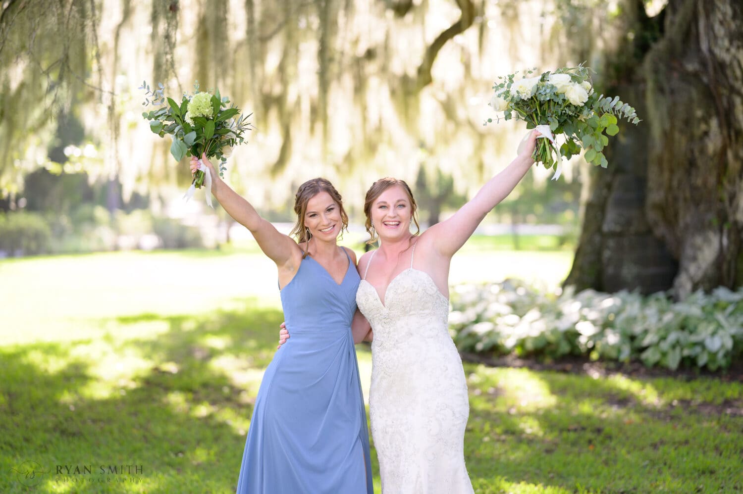 Fun pictures with the bride and bridemaids - Magnolia Plantation