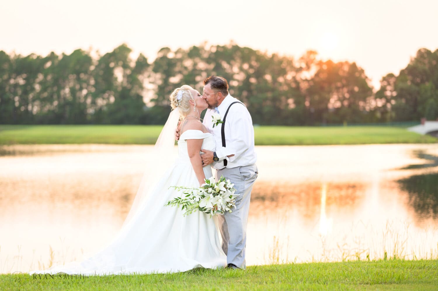 Kiss by the lake - Wild Wing Plantation