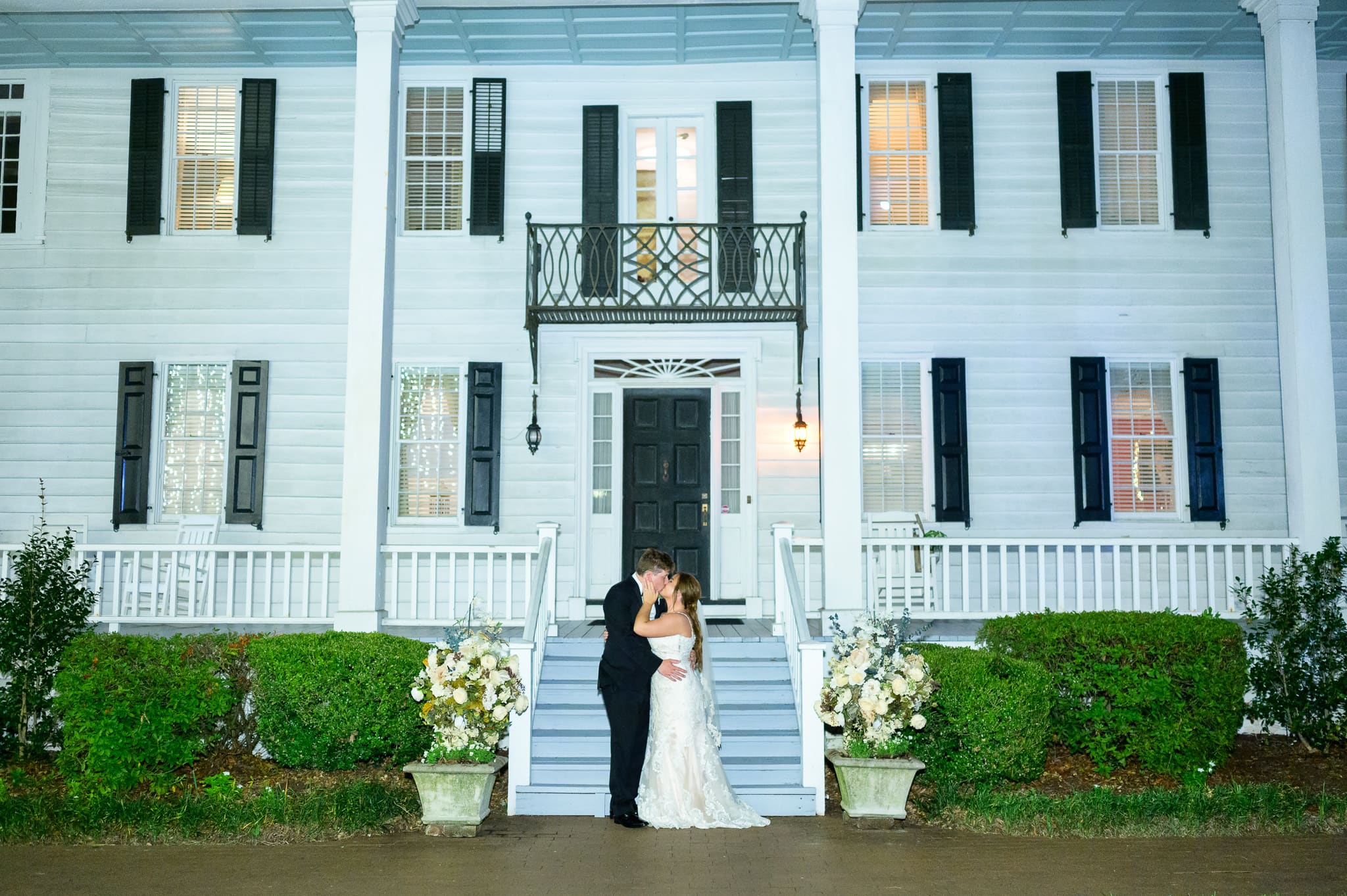 Kiss in front of the museum - Kaminski House Museum