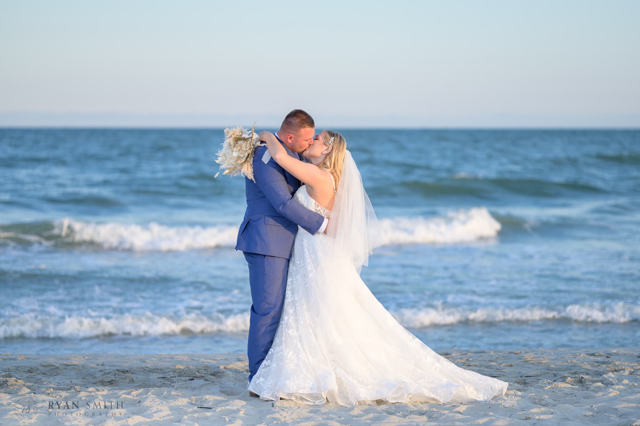 Kiss in front of the ocean - North Beach Resort & Villas