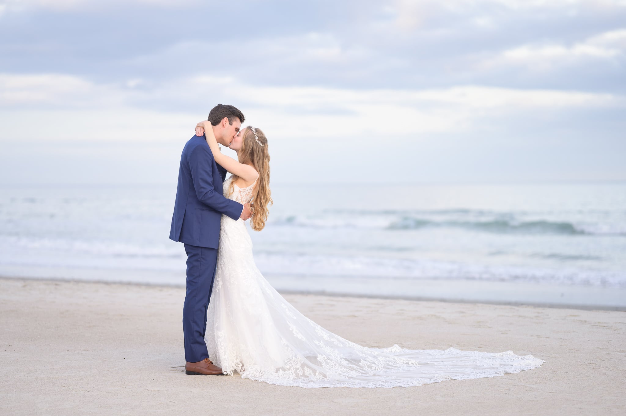 Kiss in front of the ocean - Pawleys Island