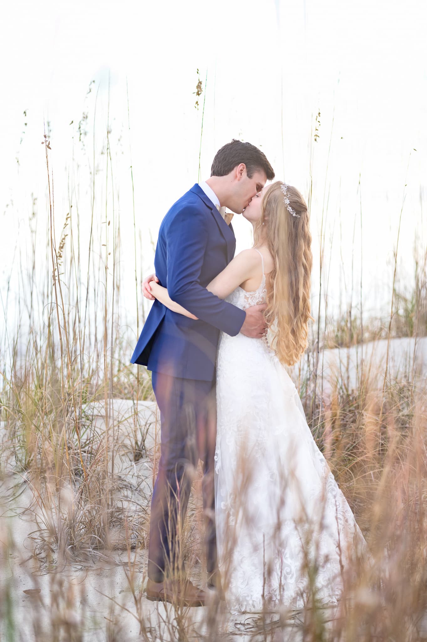 Kiss in the sea oats -