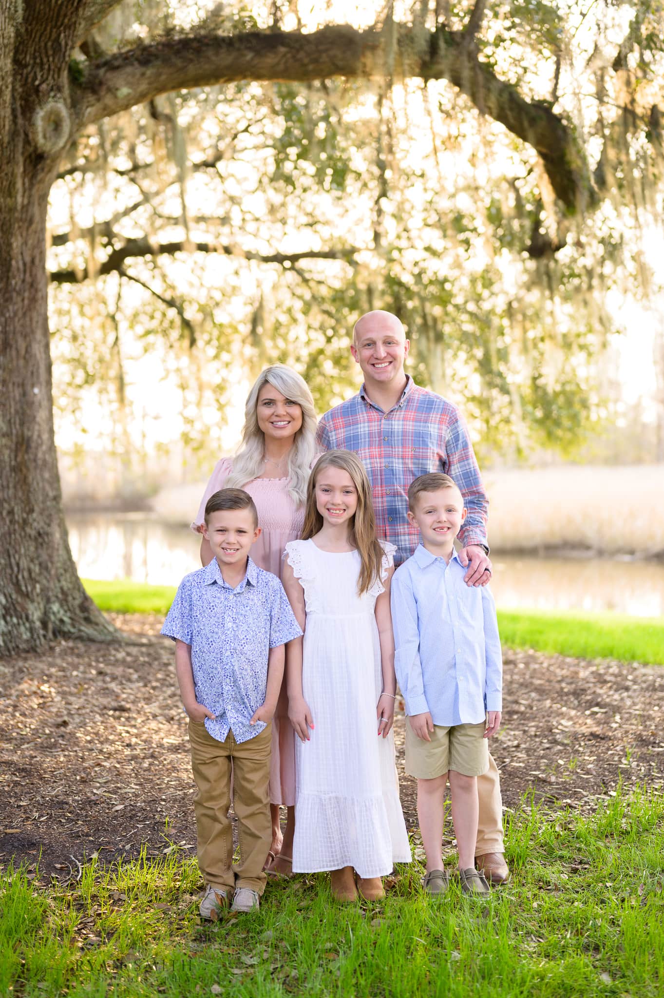 Family of 5 under the oaks - Calidonia Golf & Fish Club