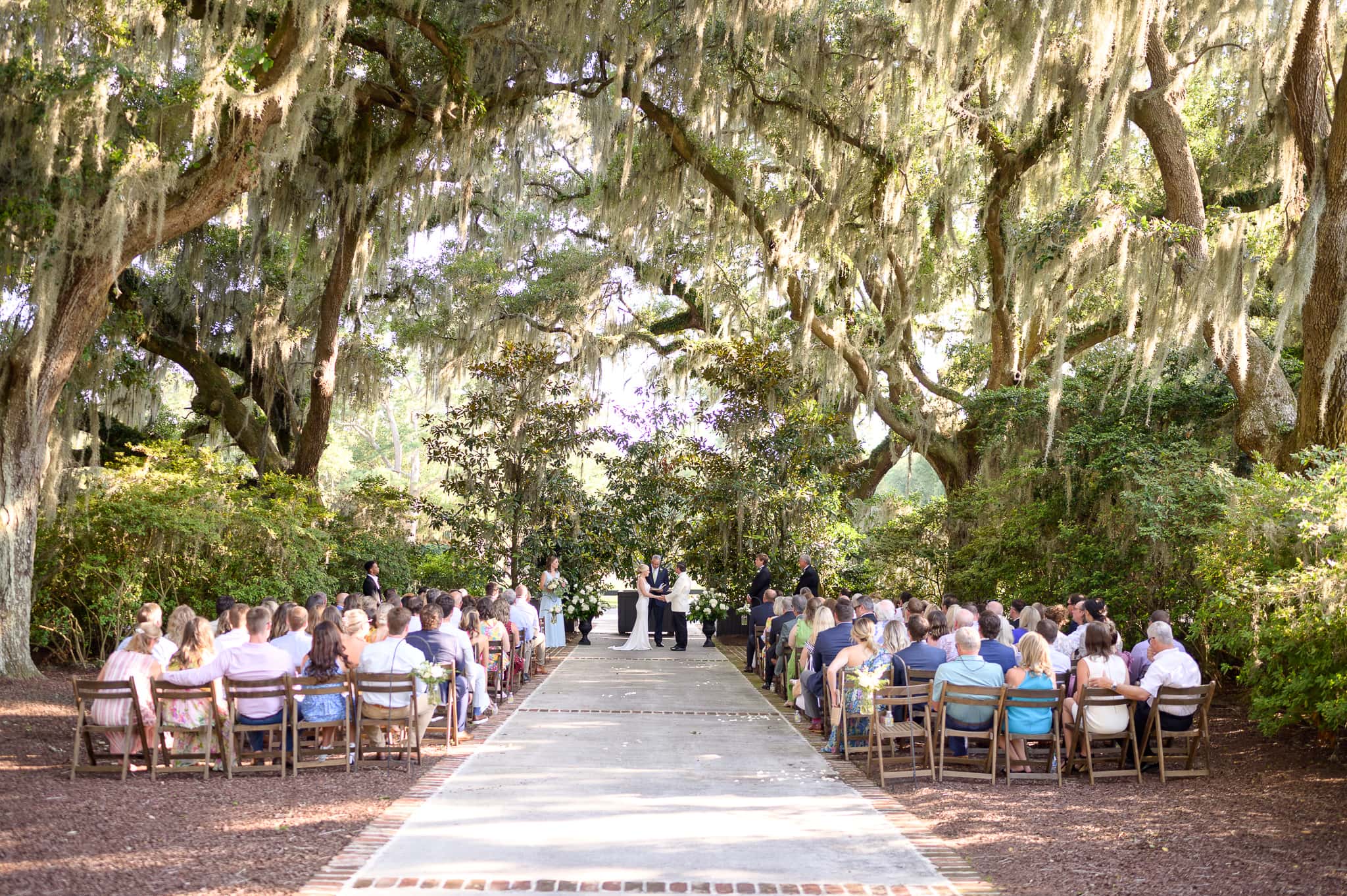 Beautiful location for the wedding ceremony under the oak trees - Caledonia Golf & Fish Club