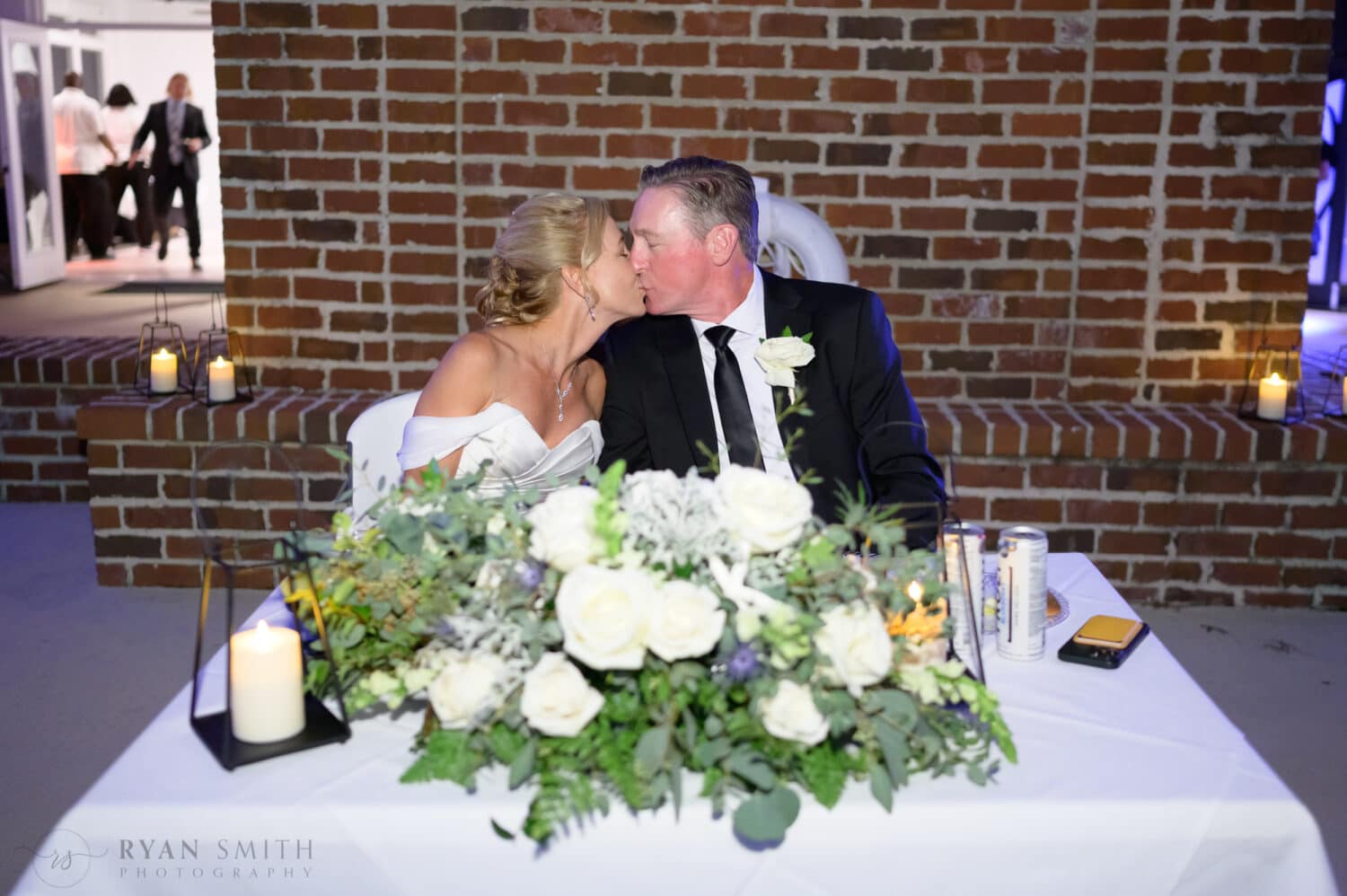 Kiss the sweetheart table - Safe Harbor Reserve Harbor Yacht Club